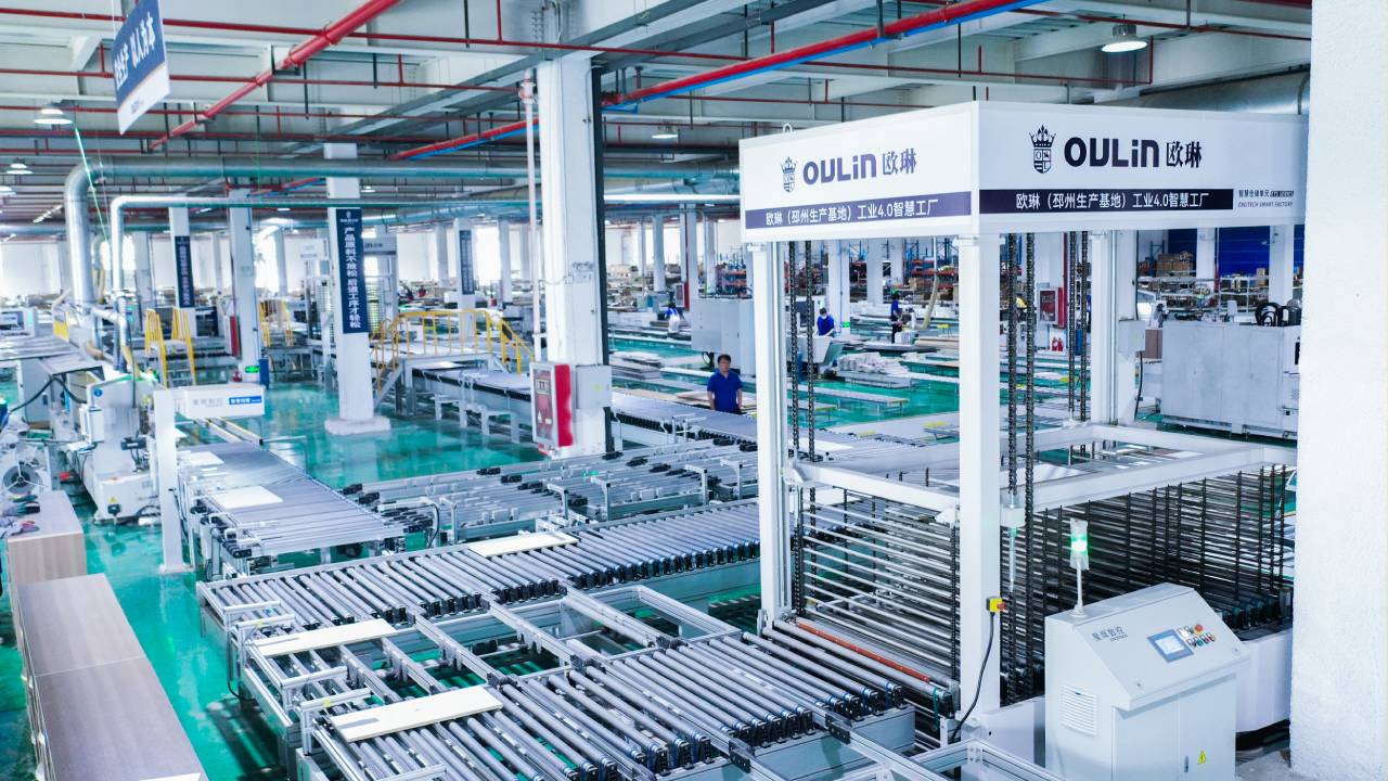 How does the smart furniture factory produce furniture?