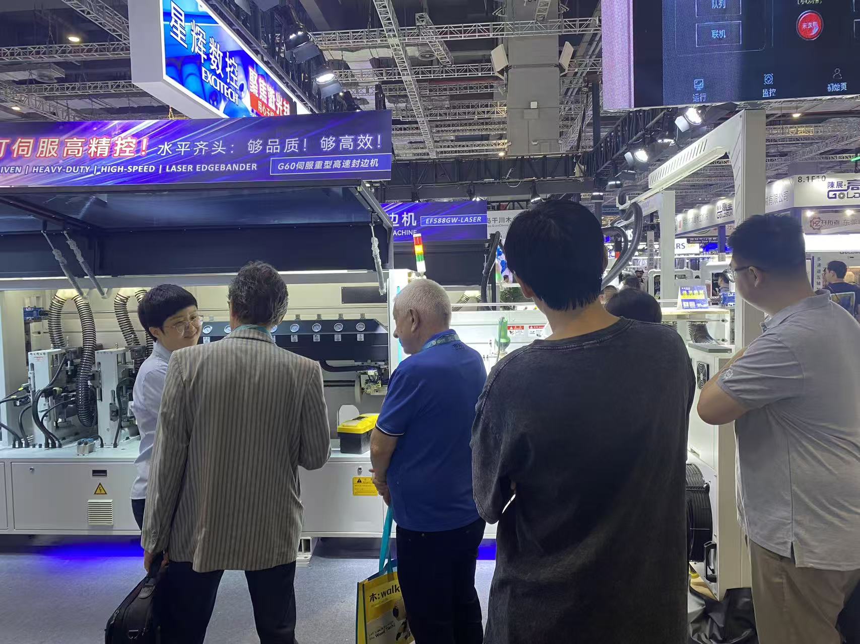 Live Updates From the Booth ！